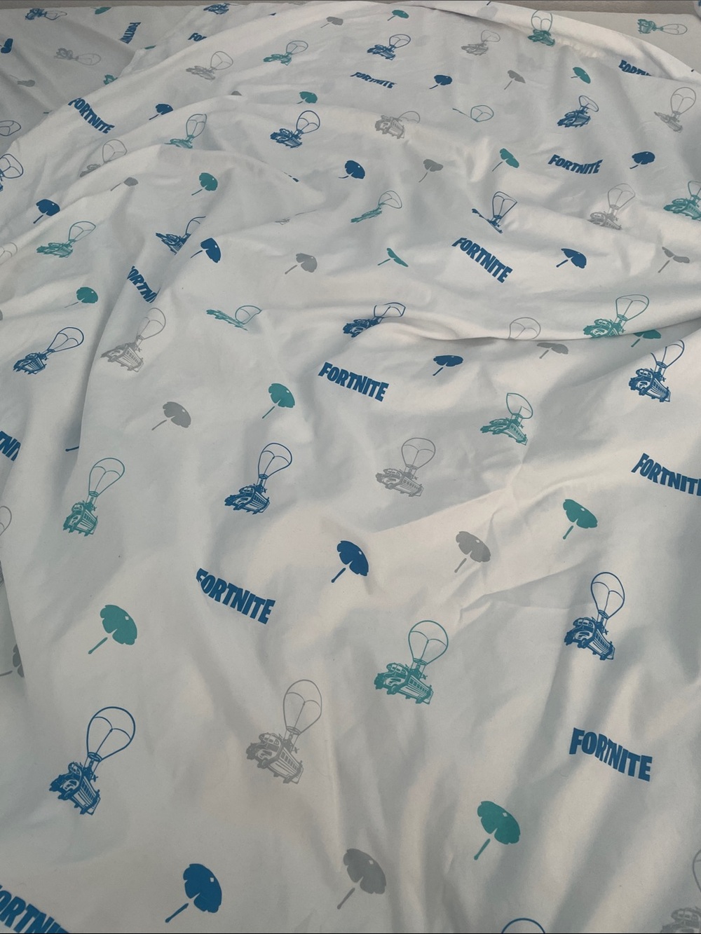Fortnite-White & Blue Kids Bedding Sheet - Branded Gamer Design
